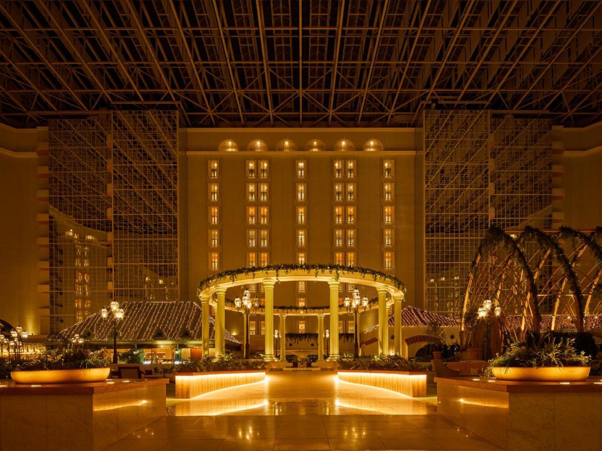 Grand Nikko Tokyo Bay Maihama Ξενοδοχείο Urayasu Εξωτερικό φωτογραφία The photo shows the interior of a luxurious hotel or resort. It features a spacious atrium with elegant architecture, including a high ceiling supported by beams. The area is well-lit with warm, ambient lighting that highlights various design element