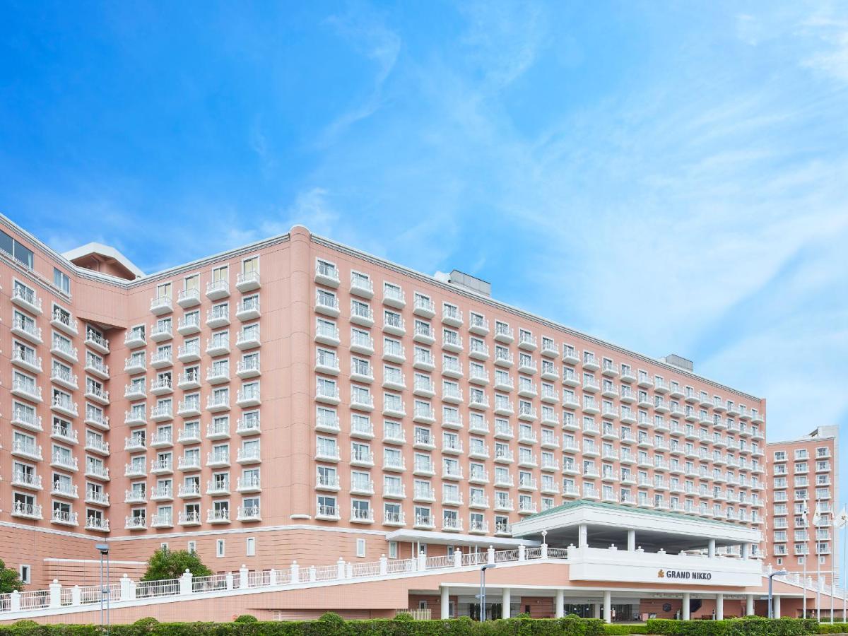 Grand Nikko Tokyo Bay Maihama Ξενοδοχείο Urayasu Εξωτερικό φωτογραφία The photo depicts a large hotel building featuring a contemporary architectural design. The structure is predominantly pink, with multiple floors and numerous windows. There is a covered entrance at the front, and the setting appears to be well-maint